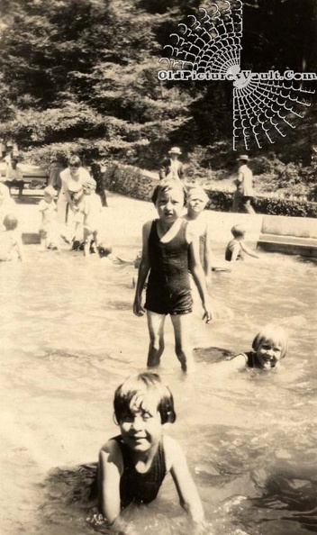kids-having-great-time-in-the-pool.jpg