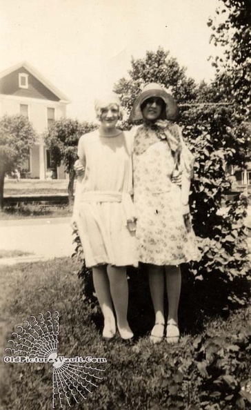 just-two-pretty-girls-sioux-city-1929.jpg