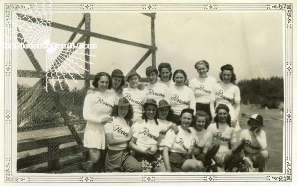 perronites-womens-baseball-team.jpg