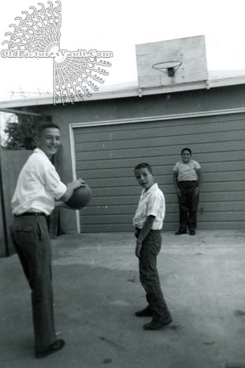 kids-playing-hoops-january-1960.jpg
