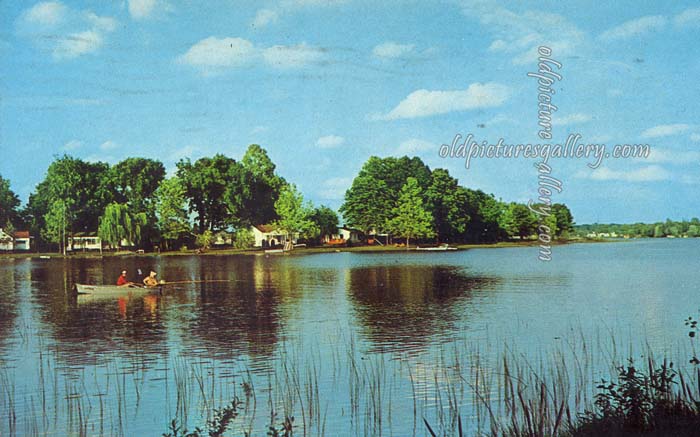 saint-joseph-serene-lake-1971-postcard.jpg
