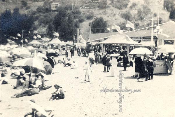 vintage-blurry-photograph-of-beach-goers.jpg