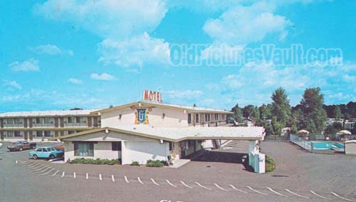 golden-door-motels-old-postcard.jpg